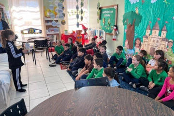 Crianças sentadas ao chão em momento de contação de história, no Rio Grande do Sul.