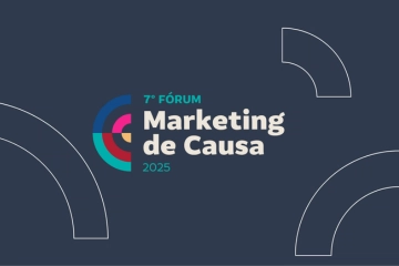 Logotipo para o "7º Fórum Marketing de Causa 2025" com gráficos de semicírculos coloridos em um fundo azul escuro, destacando o impacto da Matemática na Educação em iniciativas sociais.