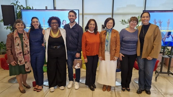 pessoas enfileiradas em evento no Instituto Ayrton Senna