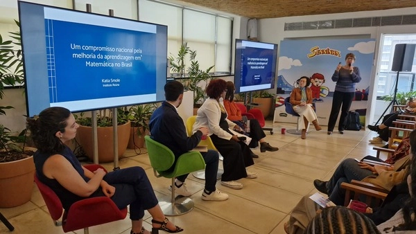 pessoas observando palestrante em evento no Instituto Ayrton Senna