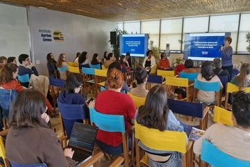 pessoa palestra em evento sobre matemática na educação no Instituto Ayrton Senna