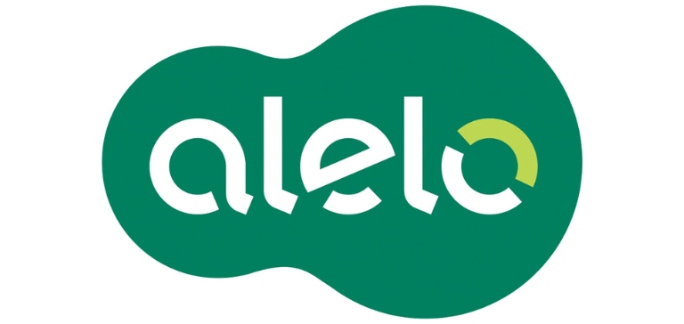 O logotipo da Alelo apresenta a palavra “alelo” em letras minúsculas brancas, com um destaque em verde-amarelado na última letra, sobre um fundo verde com formas orgânicas.