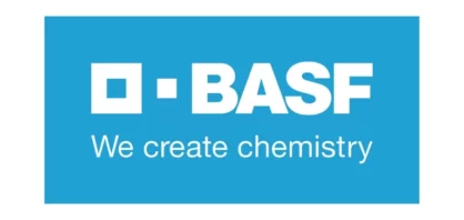 Logotipo da BASF em fundo azul, com um símbolo quadrado e o slogan “We create chemistry” abaixo do nome da empresa.