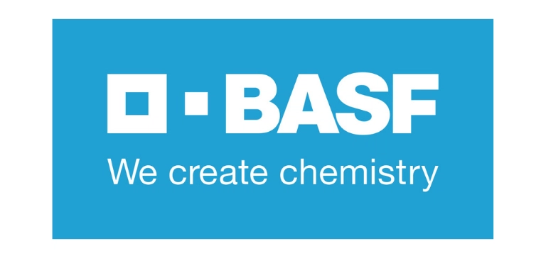 Logotipo da BASF em fundo azul, com um símbolo quadrado e o slogan “We create chemistry” abaixo do nome da empresa.