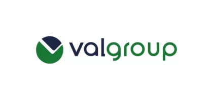Logotipo da Valgroup, que apresenta um ícone circular azul e verde com uma marca de seleção ao lado da palavra “valgroup”, escrita em letras minúsculas azuis e verdes sobre um fundo branco.